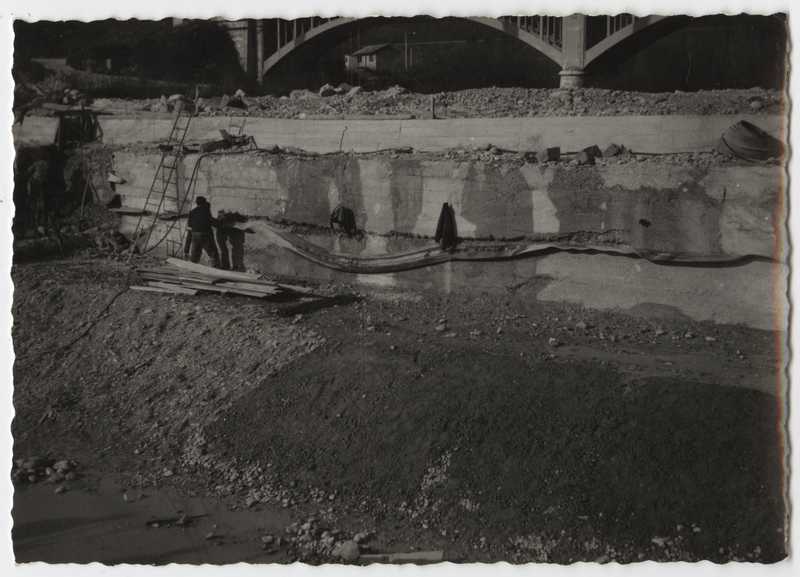 Fiume Isonzo, Gorizia. Opere di sbarramento in costruzione. Formazione della platea. Particolare